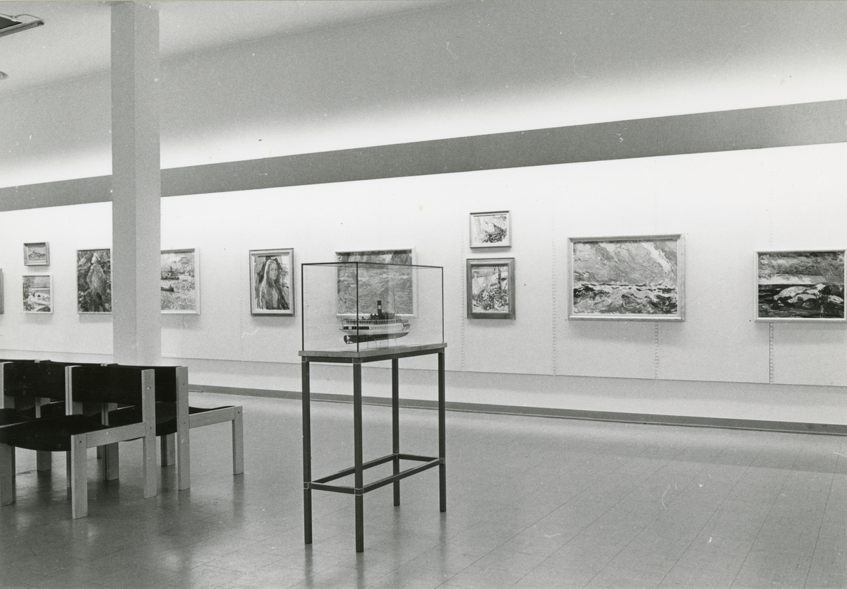 Utställningen "Harald Lindberg – Blick mot havet". Utställningsinteriör visandes konst samt en fartygsmodell.