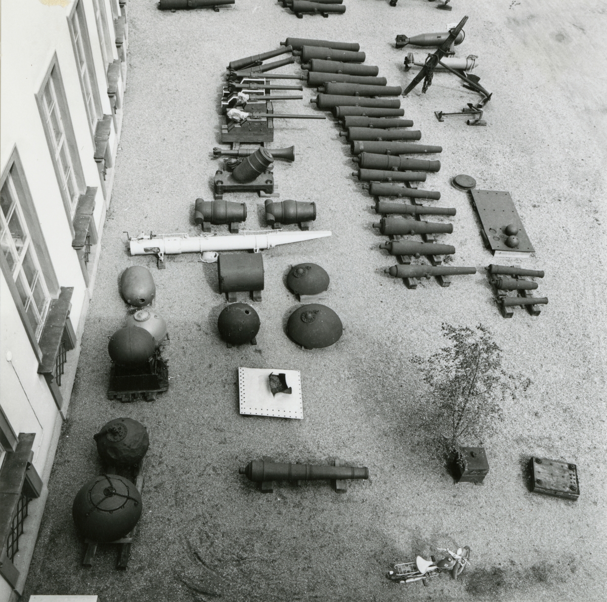 Utställning vid kanongården utanför Sjöhistoriska museets baksida. Kanoner, minor och en moped m.m.