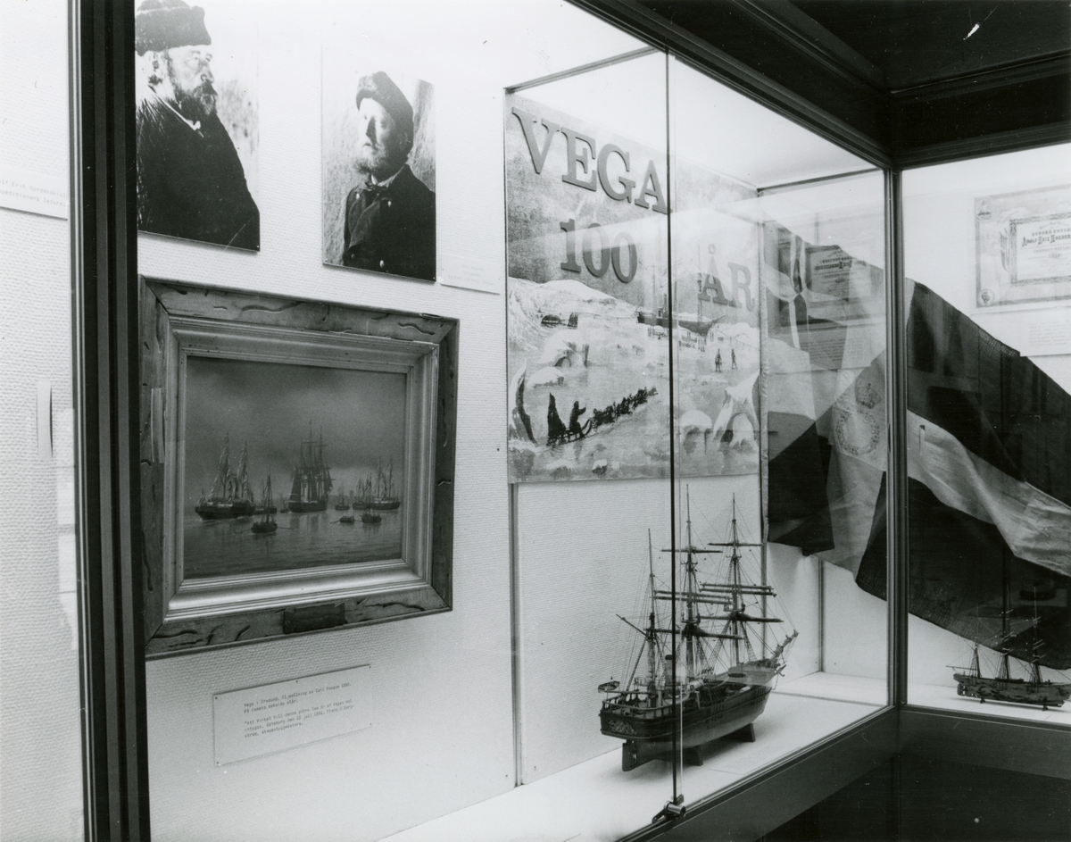 Utställningen "Vega 100 år". Del av utställningen i trappmonter men föremål kopplade till Vega-expeditionen.