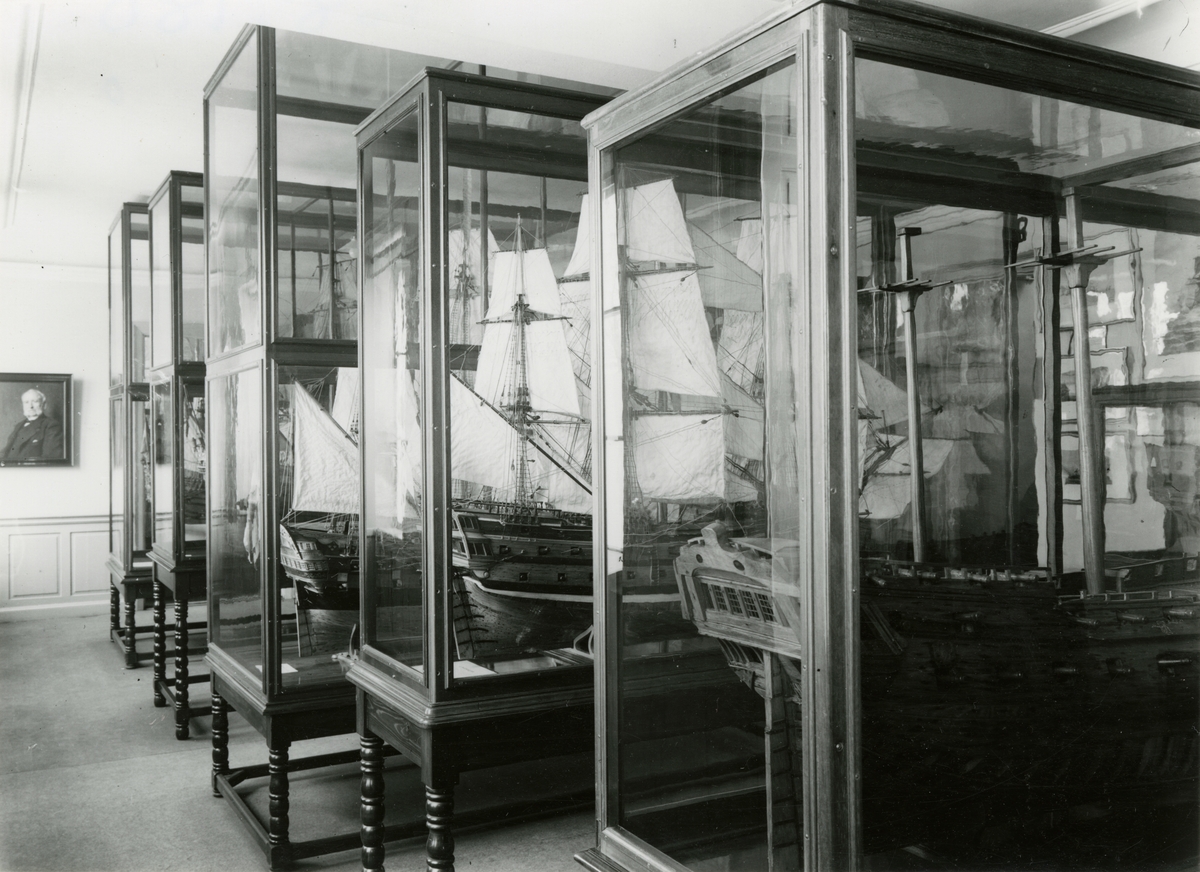 Marinmuseum på Strandvägen 58 åren 1926–1935. Utställning i örlogsavdelningen. Större segelfartygsmodeller i montrar.