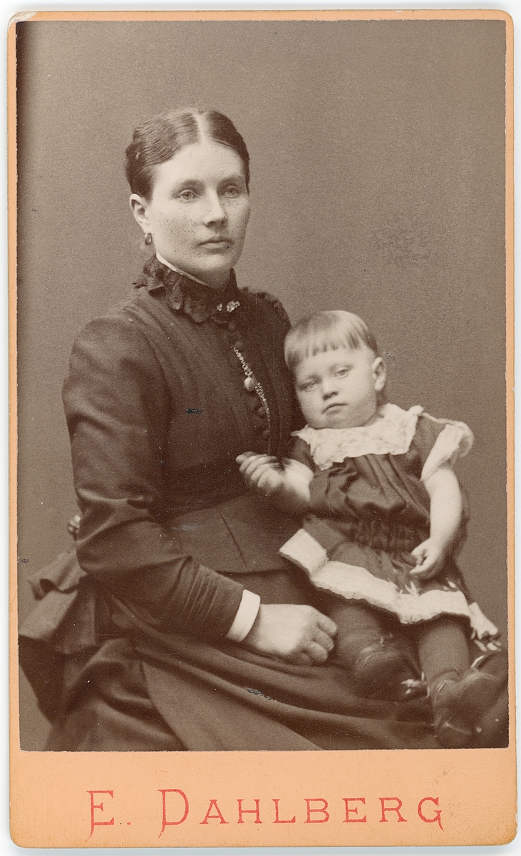 Kabinettsfotografi - en kvinna med ett barn i famnen, Uppsala
