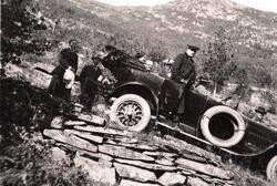 "Kneika" ved Raunereset i Høyheimsvik år 1916 med første bil