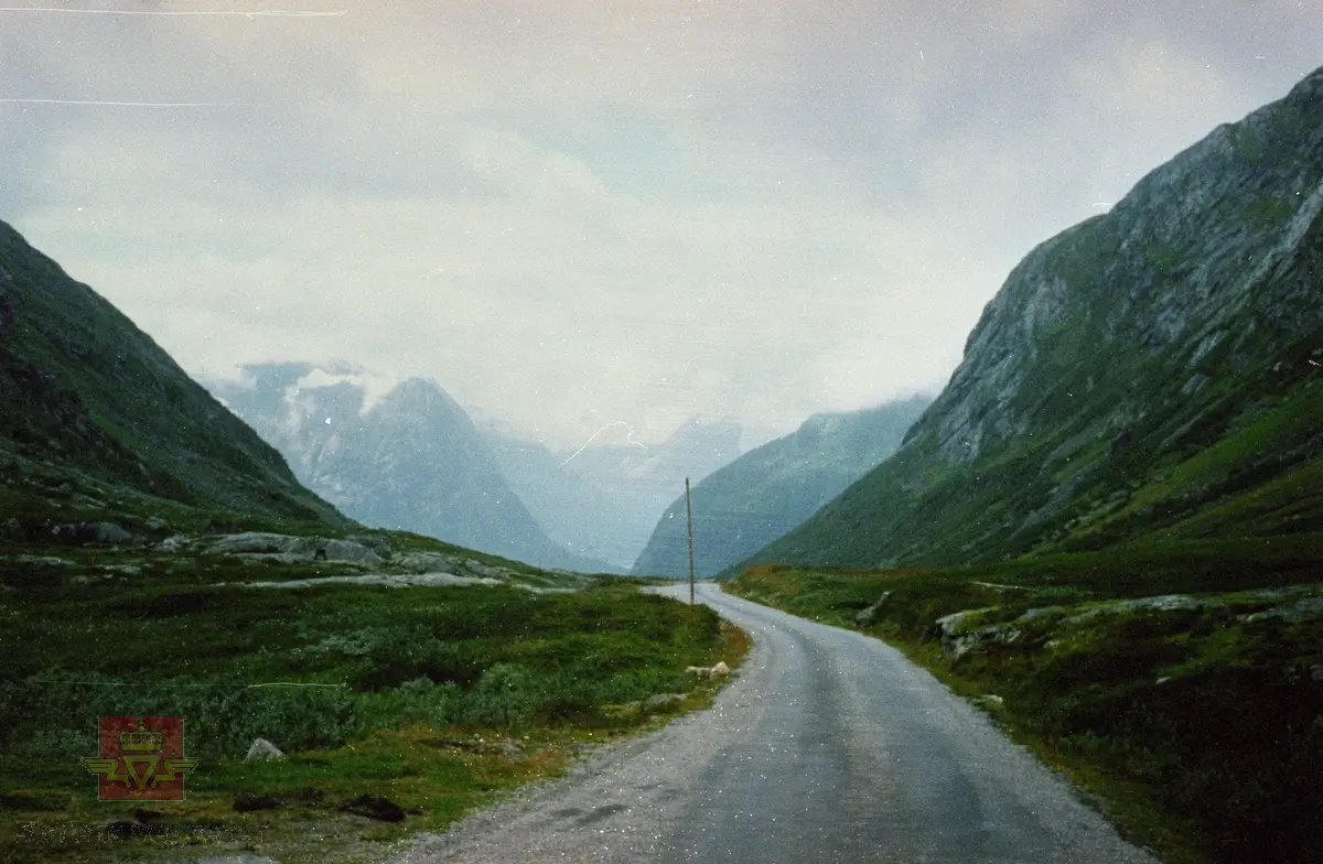 Gamle Strynefjellsvegn sett frå der Steinhus bru ligg, med Hjelledalen i Oppstryn i bakgrunn.