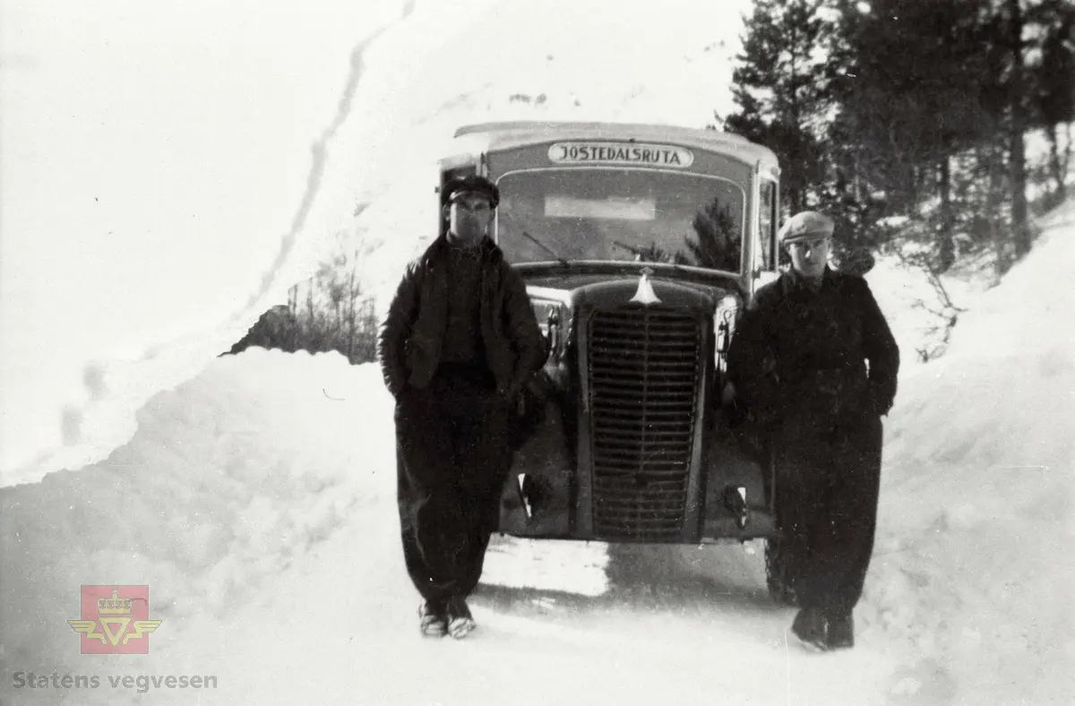 Diamond T lastebil merka "Jostedalssruta" ein vinterkald morgen i Jostedalen