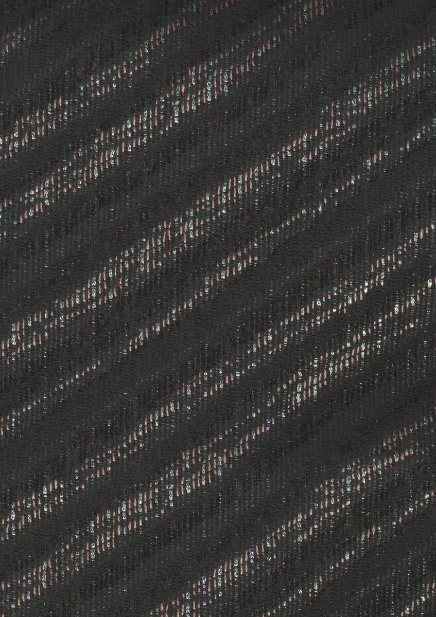 Provbitar i svart sammet med inslag av silvertråd och rosa tråd.
