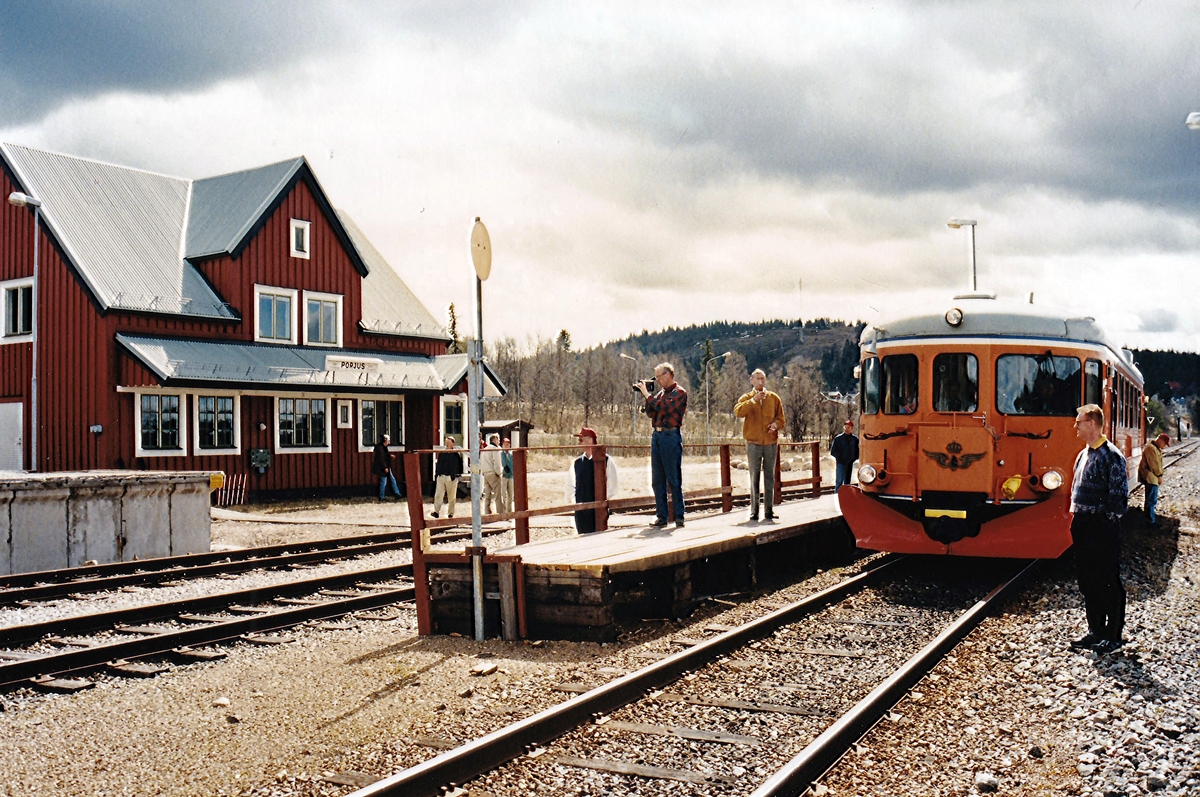 Arméns Underhållsskola, US, på informationsresa längs Inlandsbanan i juni 1996. Stationen i Porjus.