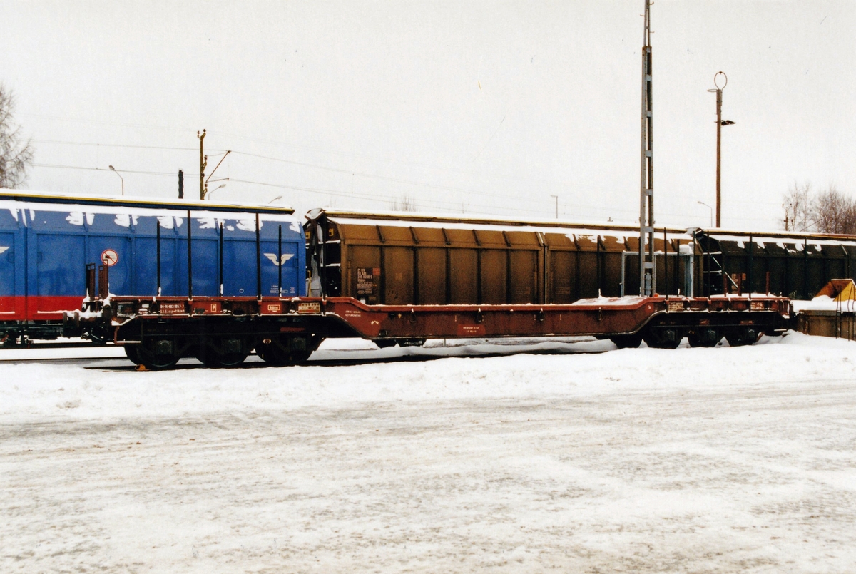 Järnvägsvagnar för lastning av stridsfordon. Flakvagn Samp-v. Specialvagn för transport av tyngre gods upp till 71 ton.
