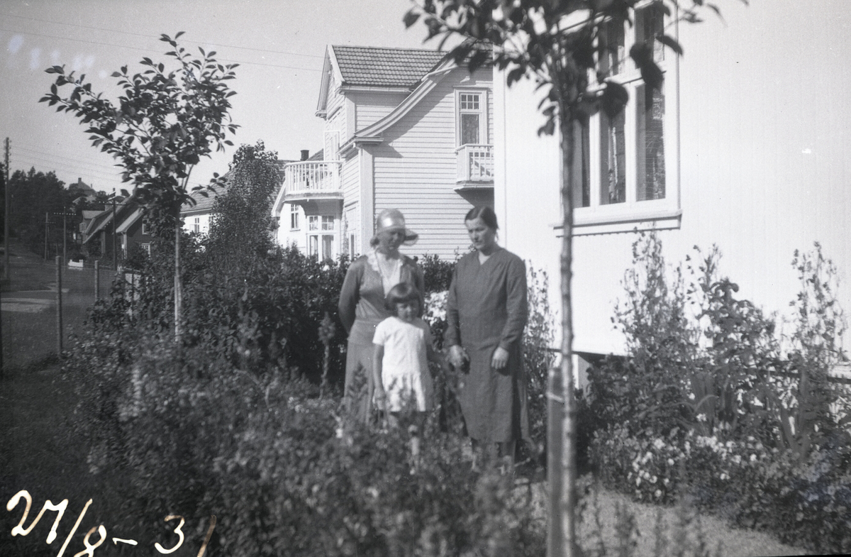Astrid Terjesen, dottera Tordis og ei kvinne til i hagen.  