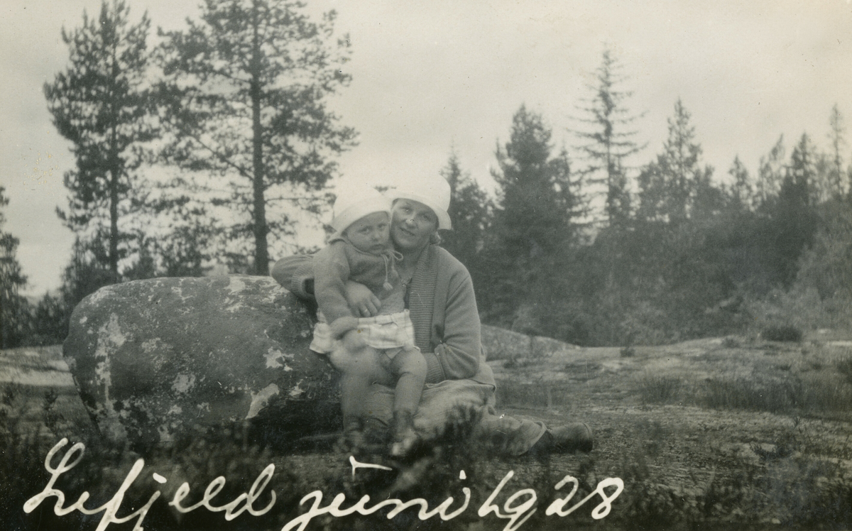 Tordis og mor Astrid Terjesen på Lifjell i 1928.  