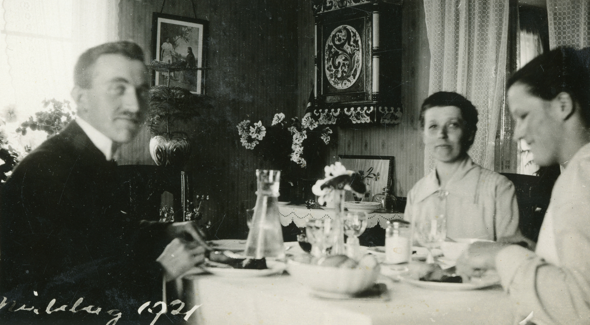 Ved middagsbordet 1. juledag 1921.  Astrid Margrethe og Lars Andreas Terjesen tar kvart sitt bilde.  