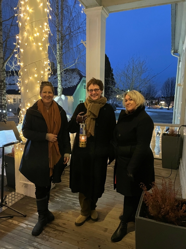 Olavsflammen i Våler på åpninga av jubileumsåret. F.v. Katinka Schjerven Eriksen (prosjektleder Våler i tusen år), Borhild Lundeby (prosjektleder Nasjonaljubileet 2030) og Cathrine Hagen (kultursjef Våler kommune). Foto: Borghild Lundeby