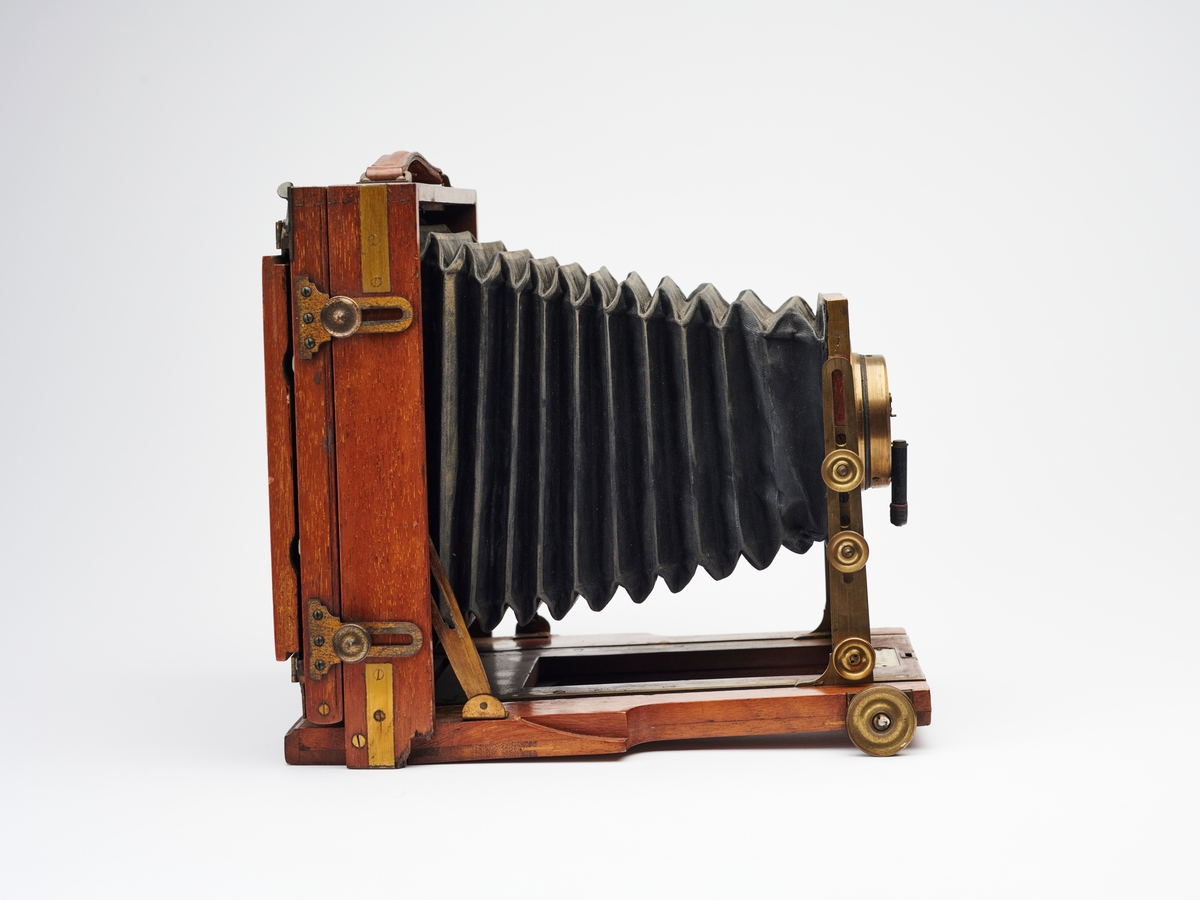 The 1903 B.B. Instantograph er et feltkamera, produsert av J. Lancaster & Son på begynnelsen av 1900-tallet.