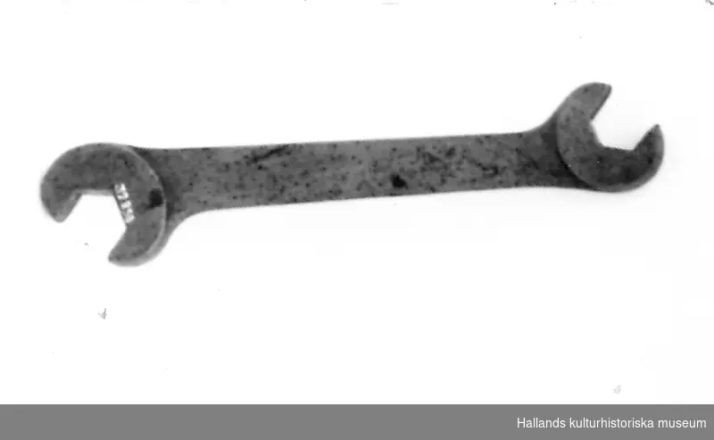 Dubbelnyckel (Skruvnyckel, U-nyckel) av stål. Längd 22,5 cm. Tjocklek 0,9 cm. 