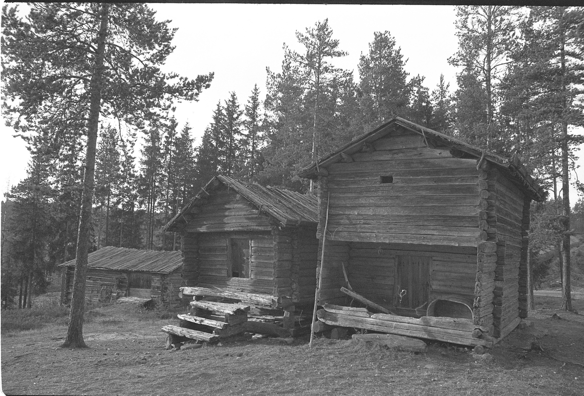 Finnetunet, Grue 10/10 1970: Låve, stabbur fra Kalneset, stabbur fra Svenstorpet.