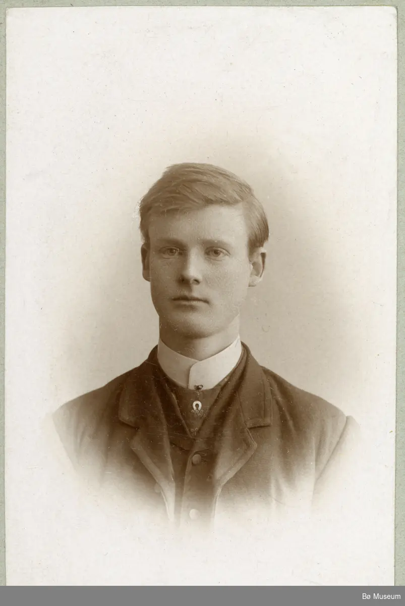 Brystbilde av ung mann, Olav H. Forberg, i Bø.