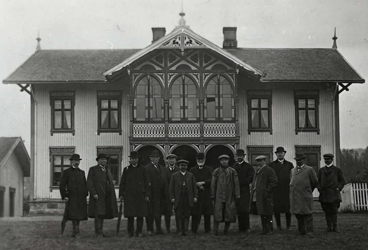 Hovudbygningen på Borgja med gruppe av menn framfor
