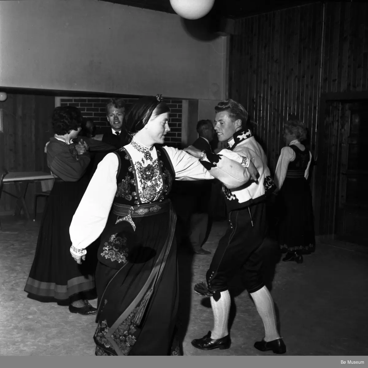 Frå ein kappleik i Bø i 1964 (ukjente dansarar)
(foto: Varden)