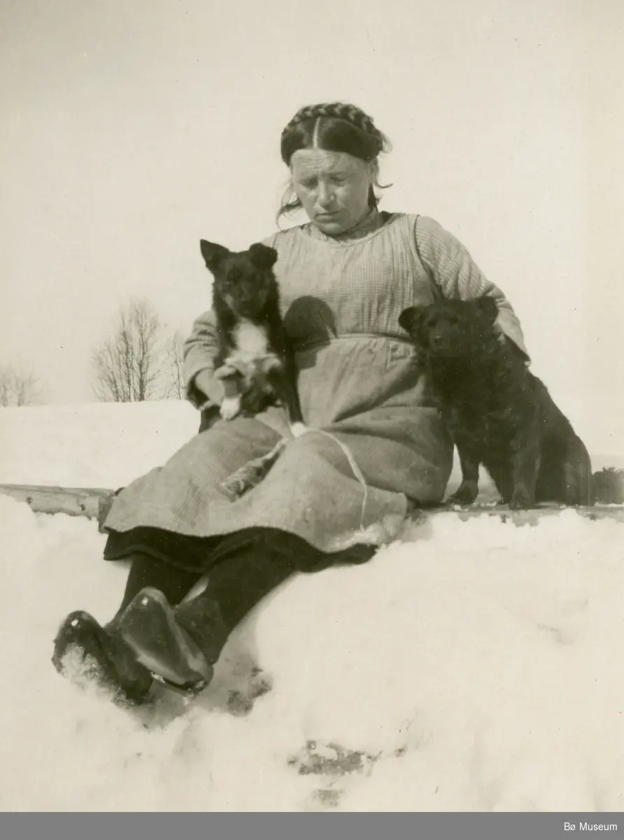 Anne Langedal fotografert saman med sine hundar. 4 bilete.