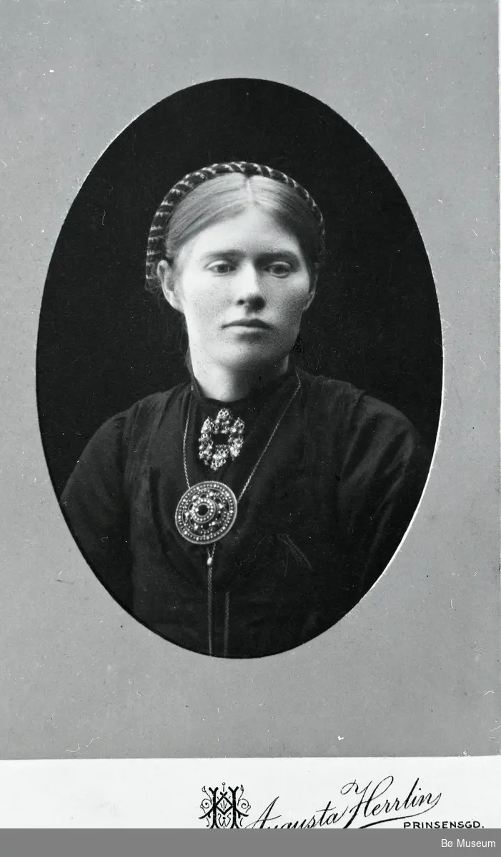 Portrettfoto av Dorte Halvorsdotter Tveiten (Leikvang)