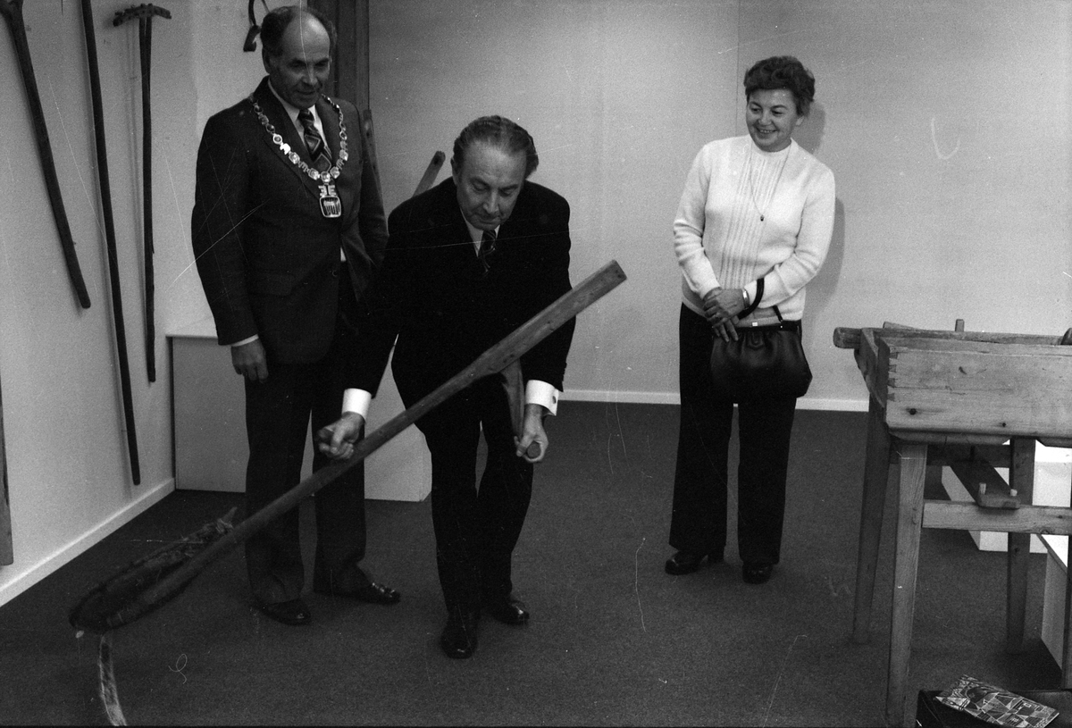 Åpningen av utstillingen "Vestkarpatisk folkekultur".
Fra venstre: Bækken, amb. Sutka, fru Sutka.

Dato: 22.10.1976
(Foto: Østlendingen)