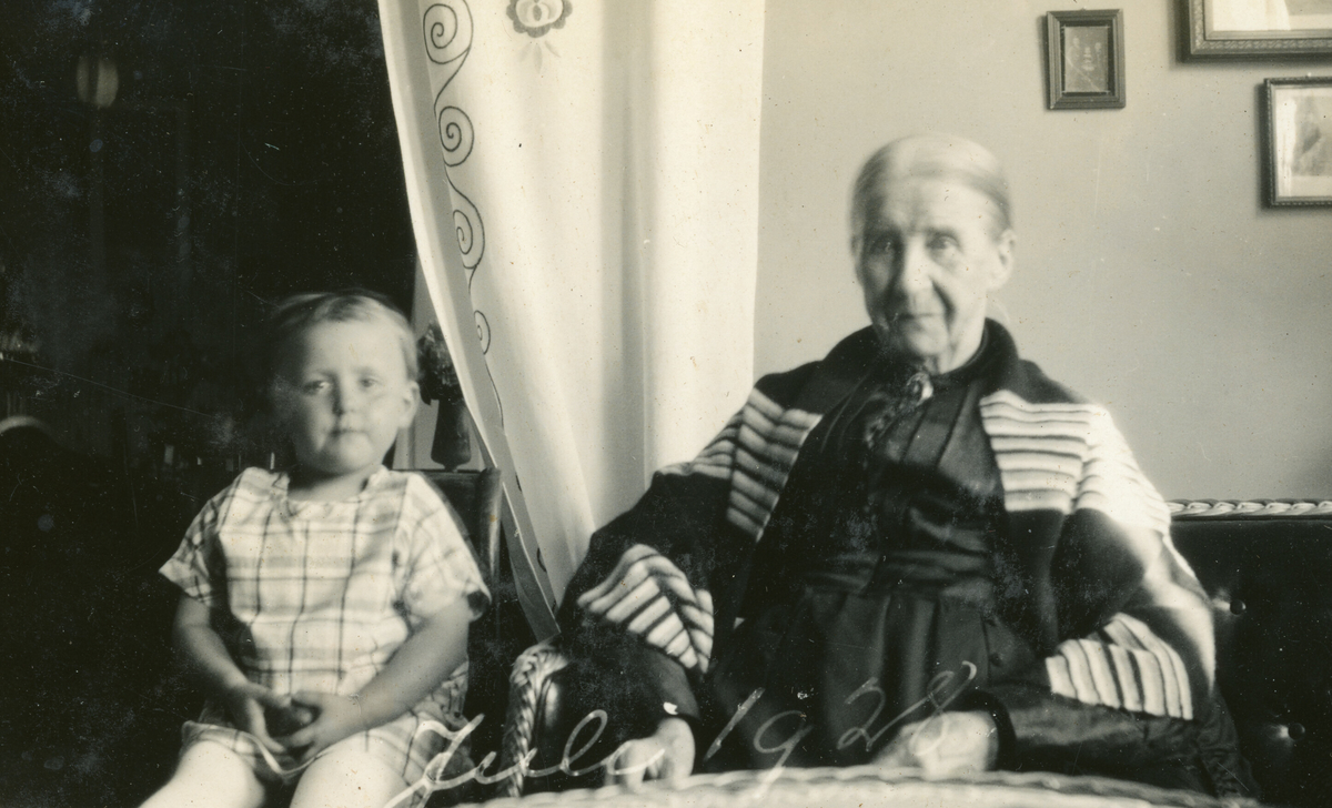 Tordis Terjesen saman med ei eldre kvinne.  Tatt juli 1928.