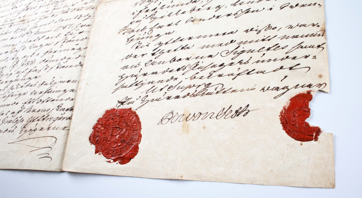 Fastebrev utfärdade av Pehr, von Seth, i Svenljunga 4 juni 1788 på Grälåsa Yttregård, Länghems socken, Kinds härad, jämte köpebrev för detsamma 15 april 1786. Diverse pappersark med handskriven text och stämplade med röda lacksigill.