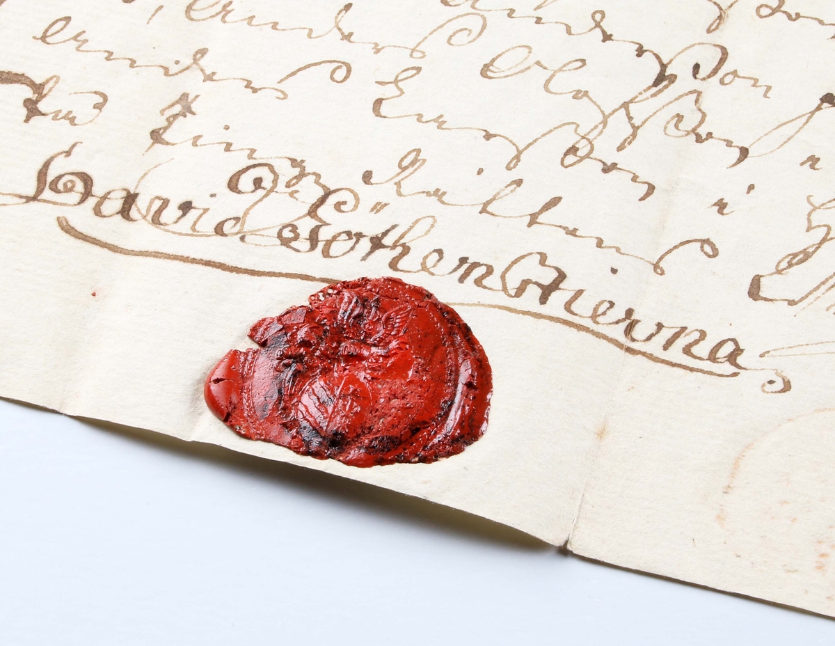 Fastebrev utfärdat å 1/4 Nedregården, Ingestorp i Svenljunga d. 22/5 1735 af David Göthenstierna. Beigefärgat pappersark med handskriven svart text och stämplat med rött lacksigill.