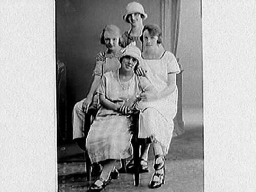 Ateljéporträtt av fyra unga kvinnor som förmodligen arbetade på Kungefors spinneri i Skene, Marks kn. Rut Andersson, som beställde bilden, är sannolikt en av kvinnorna.