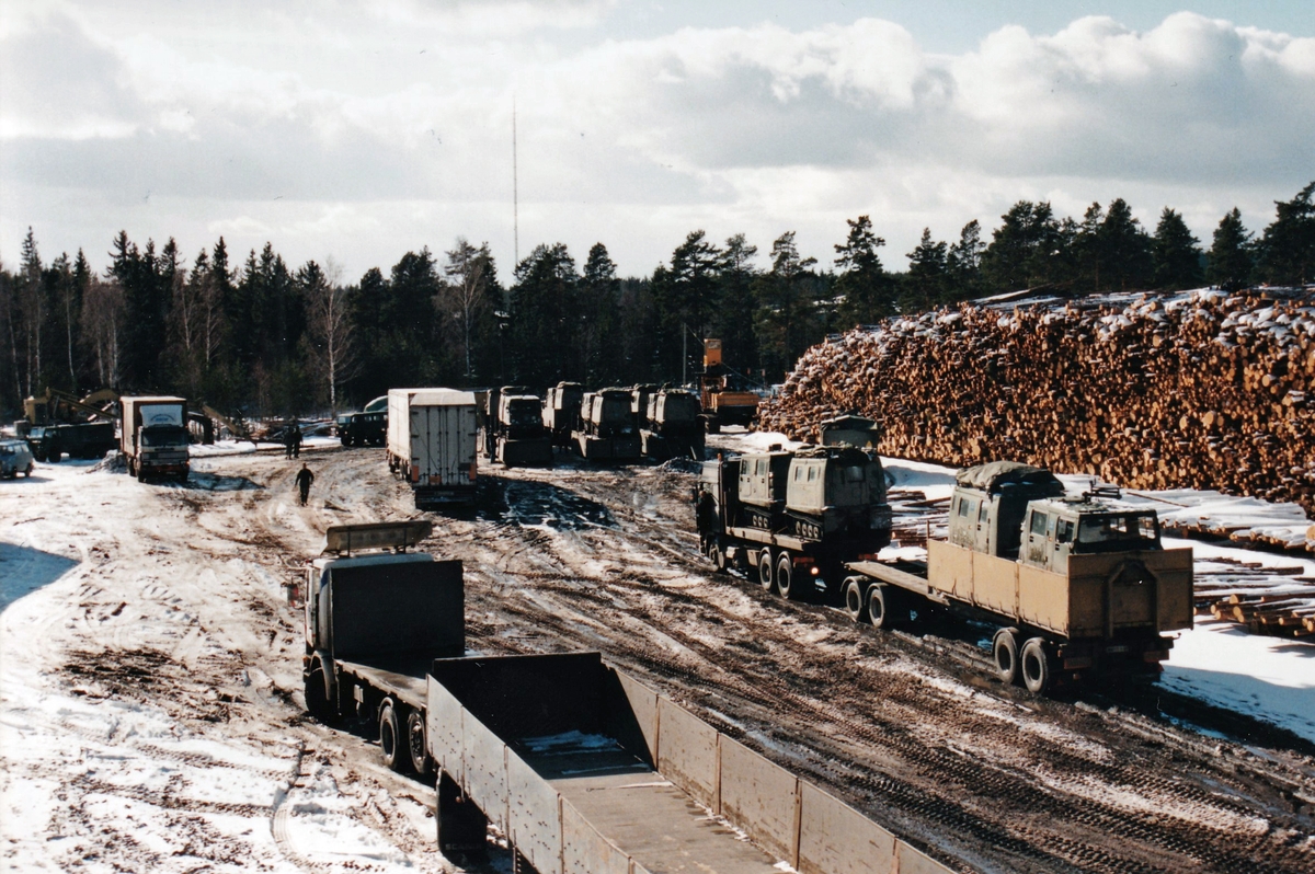 Fältmässig lastning av bandvagn 206 för landsvägstransport i slutet av 1990-talet.