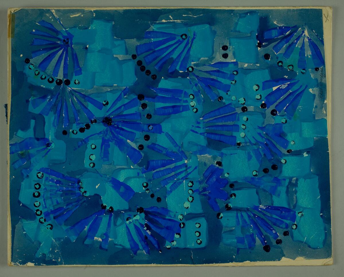 Ljusblå botten med mönster i klarblått, mörkblått och turkos, 43x34 cm. Textilprov i linne, 20x22 cm. Fotonegativ 35x29 cm.