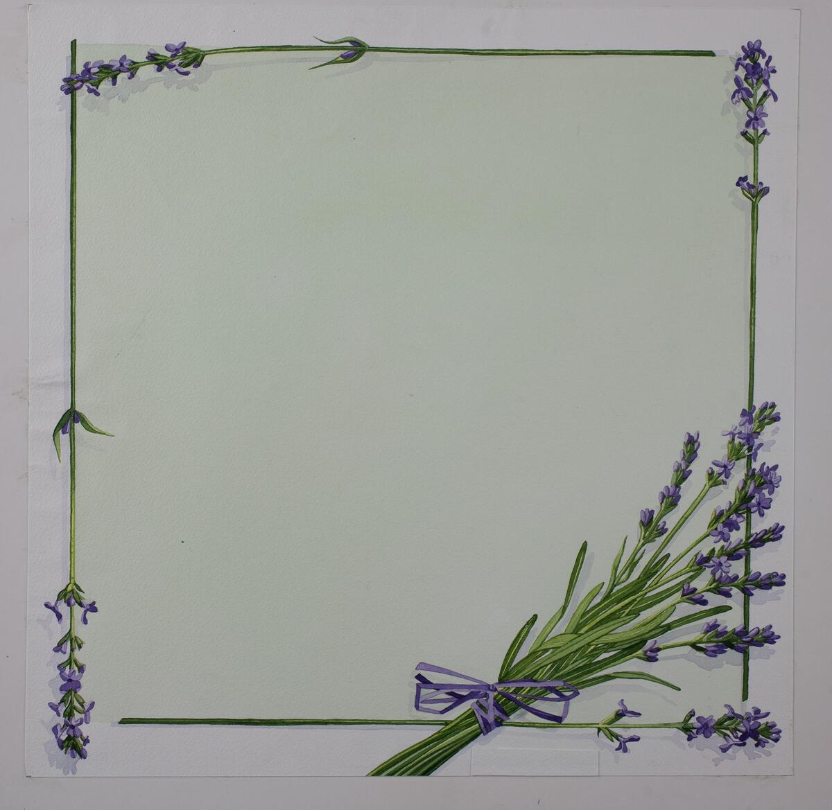 Förlaga till servett med en blomsterbukett i nedre högra hörnet knuten med ett lila band. Ljusgrön bakgrund och dekor av knipsade blomsterstjälkar. Runda färgprover på baksidan.