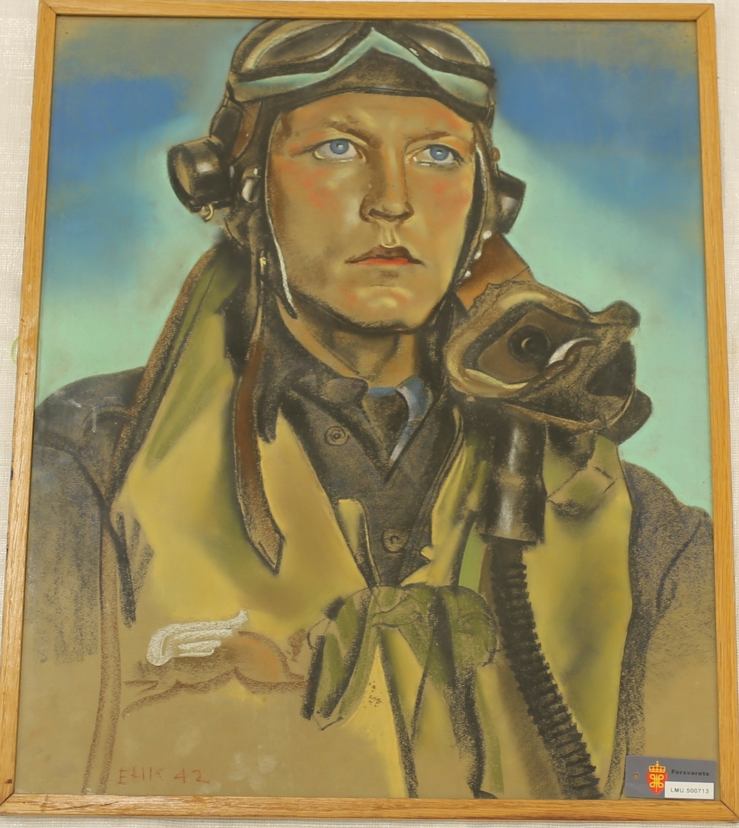 Maleri av pilot under 2. verdenskrig. På baksiden er det festet en skadet konvolutt sendt fra England til "AIR FORCE OSLO NORWAY". Konvolutten er senere stemplet "LUFTFORSVARET OVERKOMMANDOEN".