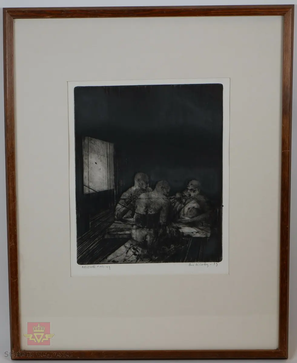 Kunstnerisk bilde av tre personer ved et bord. Bildet sitter i enkel tre-bilderamme med glass. 
