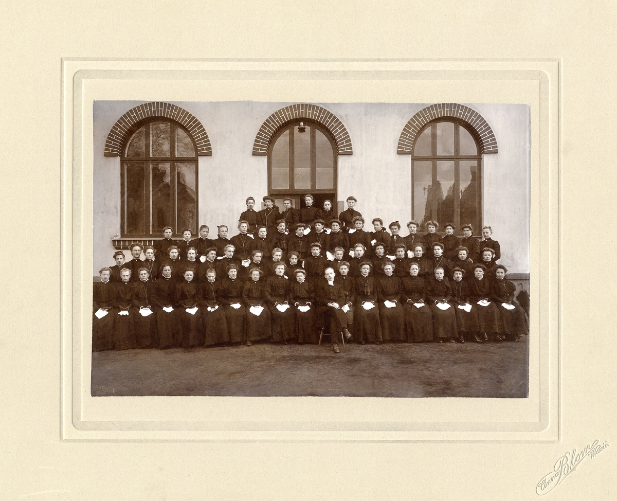 En konfirmandgrupp med lärare 1909, fotograferad utanför Norrtullskolan.