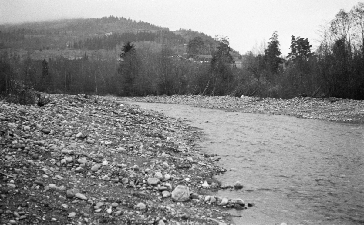 Elva Rindas utløp ved Vingrom i daværende Fåberg kommune. Dette fotografiet skal være tatt i 1951. På dette tidspunktet var elveløpet nettopp «opprensket» ved hjelp av bulldoser slik at det fikk et slakt buet tverrsnitt. Da dette fotografiet ble tatt var det forholdsvis lite vann i elva.

Rinda kommer fra noen tjern sør for Rindåsen, i grensetraktene mellom Vestre Gausdal og Fåberg. Derfra renner den sørover og sørøstover gjennom Saksumsdalen mot Vingrom, hvor elva når Mjøsas vestside, ei snau mil sør for Lillehammer i innsjøens nordende. Rinda er drøyt 2 mil lang og har et nedslagsfelt på 95 kvadratkilometer.