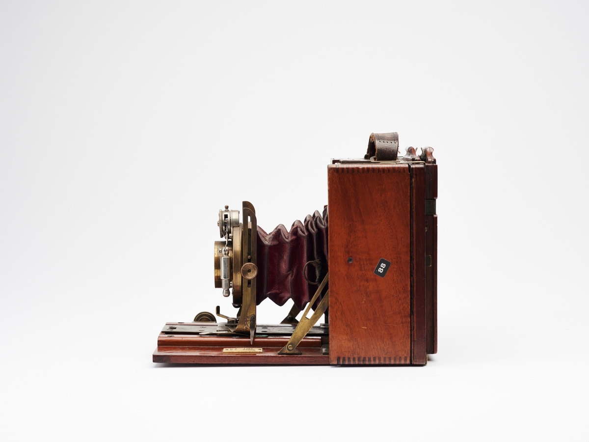 Challenge er et foldekamera for plater, produsert av J. Lizars på begynnelsen av 1900-tallet.