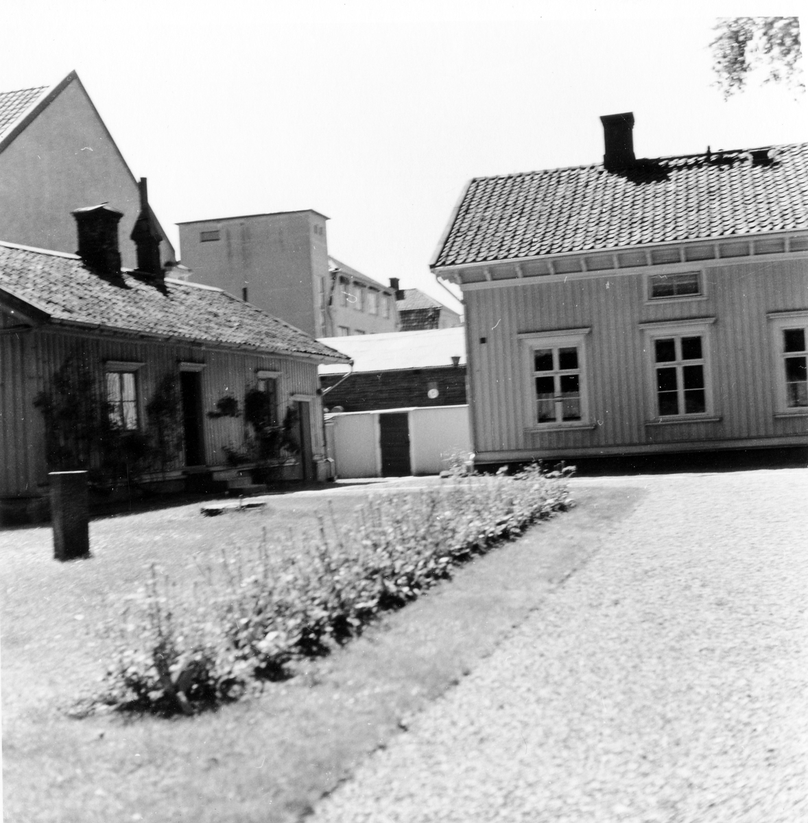 Innergård i kv. Alströmer, foto taget mot Drottninggatan i söder.