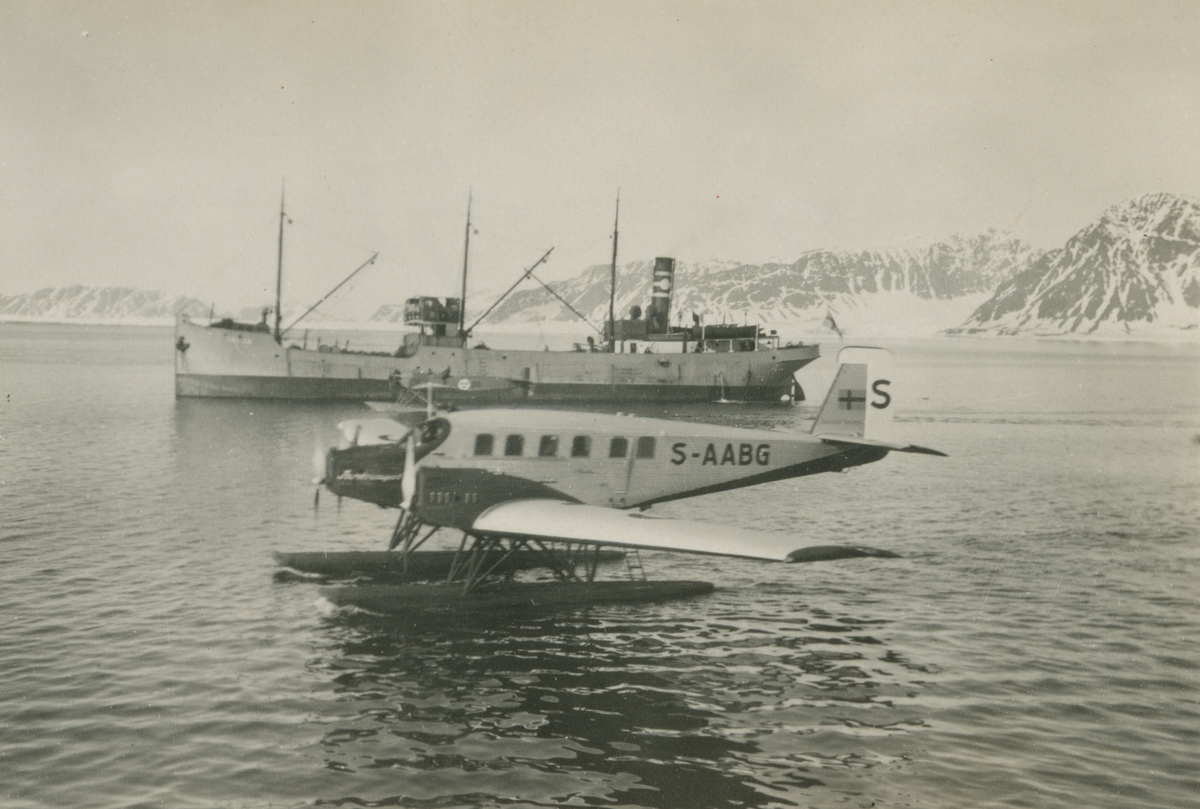 Fotografi från svenska undsättningsexpeditionen 1928. Motiv av räddningsfartyget Tanja och flygbåten Uppland.