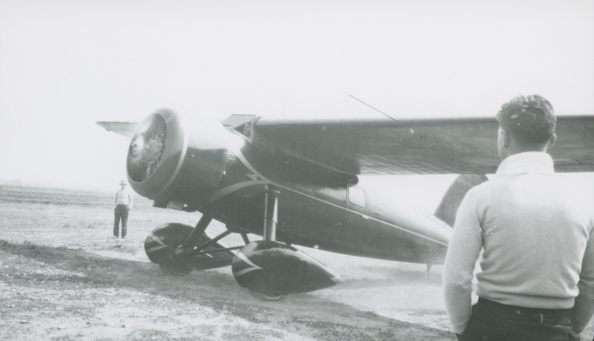 Bernt Balchen. Män tittar på flygplan. - Tekniska museet / DigitaltMuseum