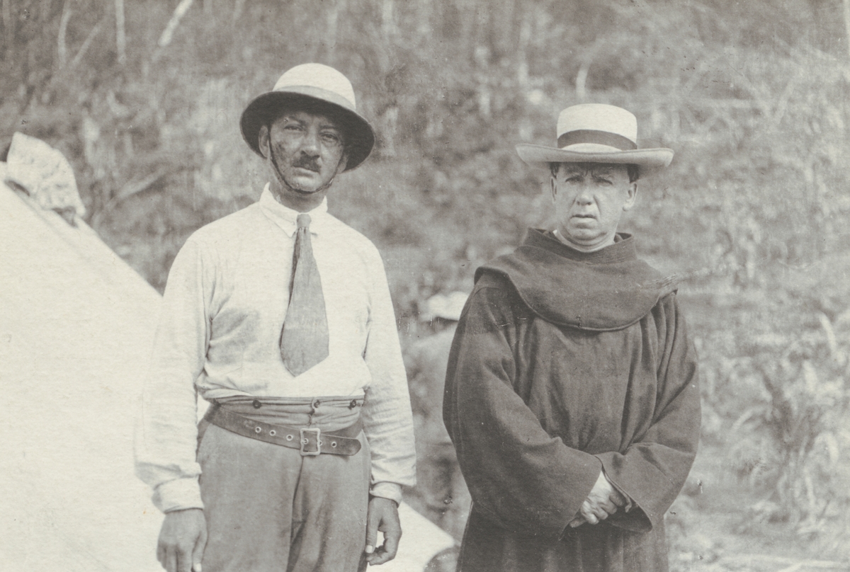 Fotografi från kuvert märkt med "Ernst Nordenskjöld". Motiv av två expeditionsdeltagare. En av dem bär en tropikhjälm, en är iklädd en munkkåpa.
