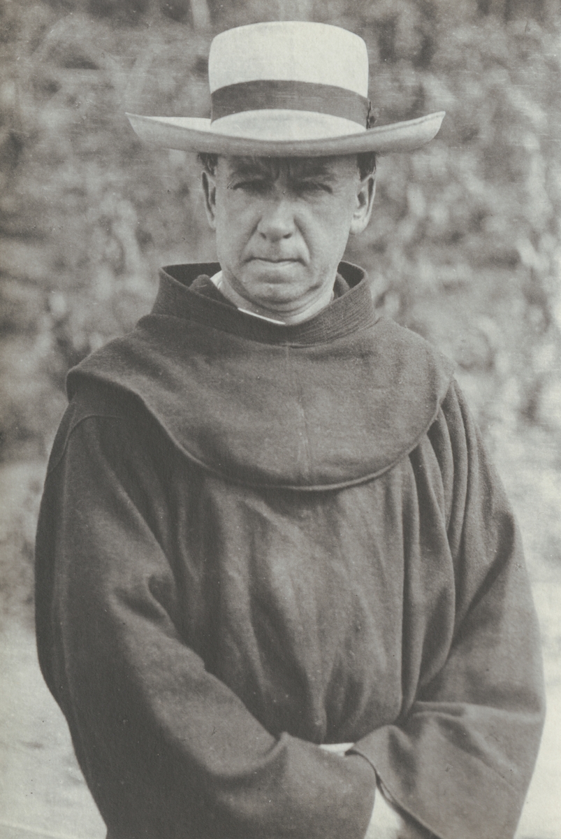 Fotografi från kuvert märkt med "Ernst Nordenskjöld". Porträtt av expeditionsdeltagare iklädd hatt och munkkåpa.
