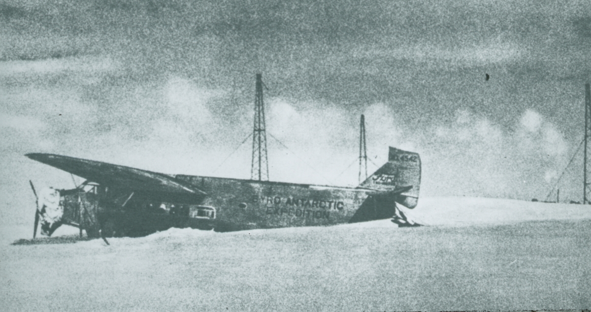 Glasnegativ med motiv av landat/störtat flygplan i snölandskap. Troligen från en av Richard E. Byrds expeditioner till Antarktis.
