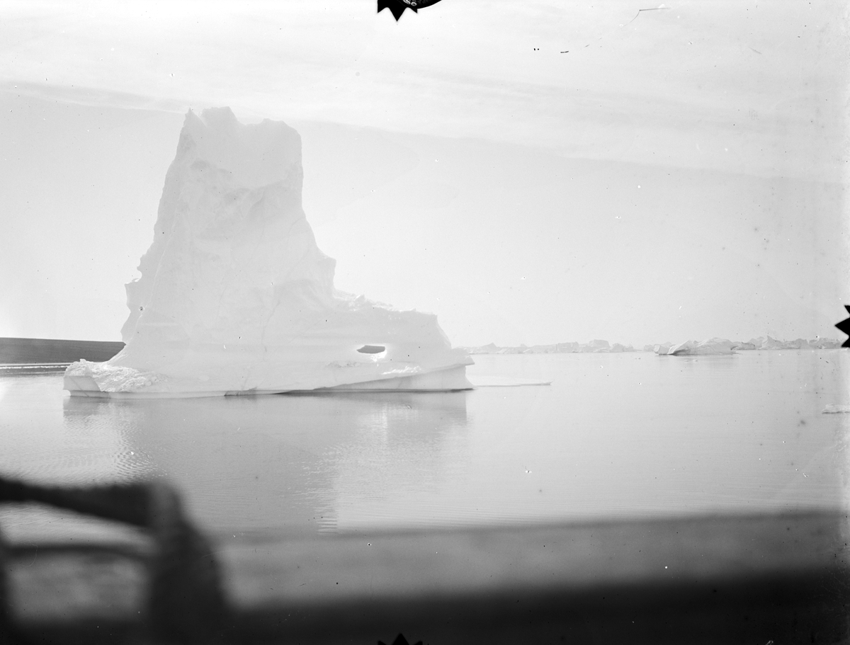 Glasnegativ med motiv av hav och isberg.