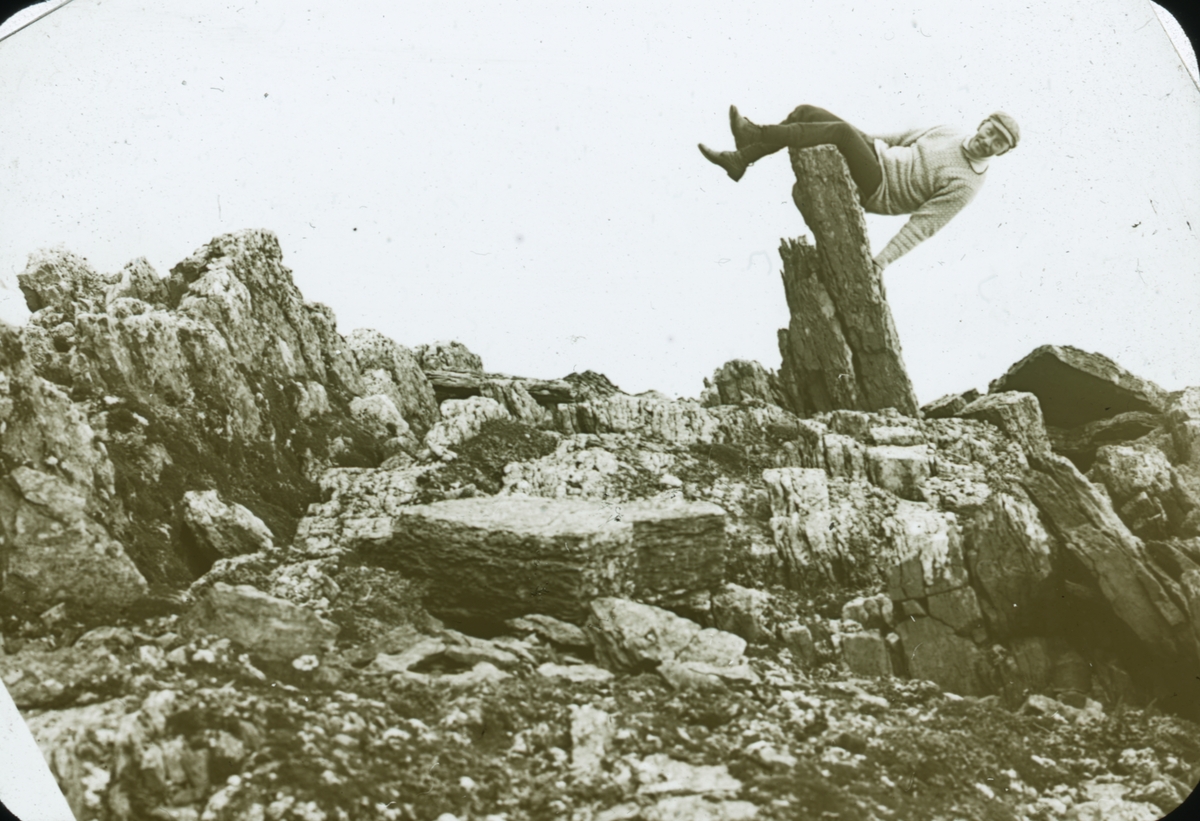 Fotografi från expedition till Spetsbergen. Motiv av man som spexar på berg.