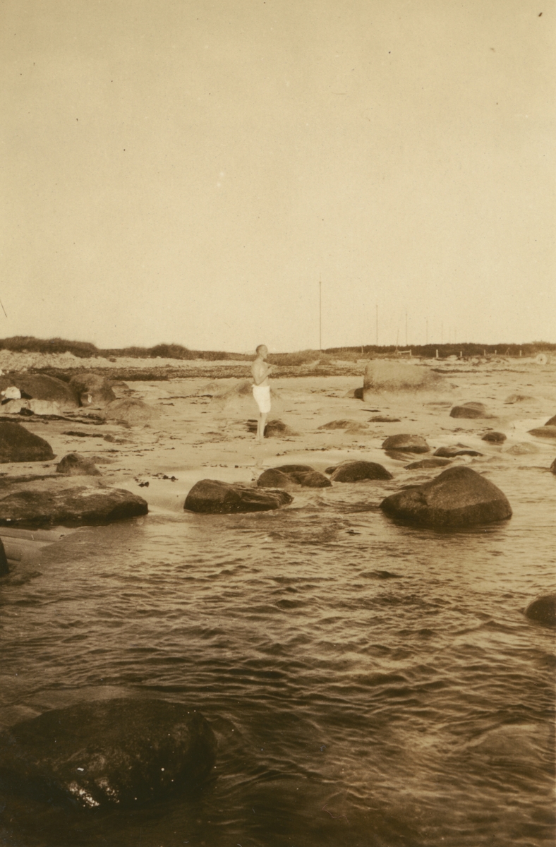 Fotografi från Albin Ahrenbergs resa till Grönland 1929. Motiv av man på strand.