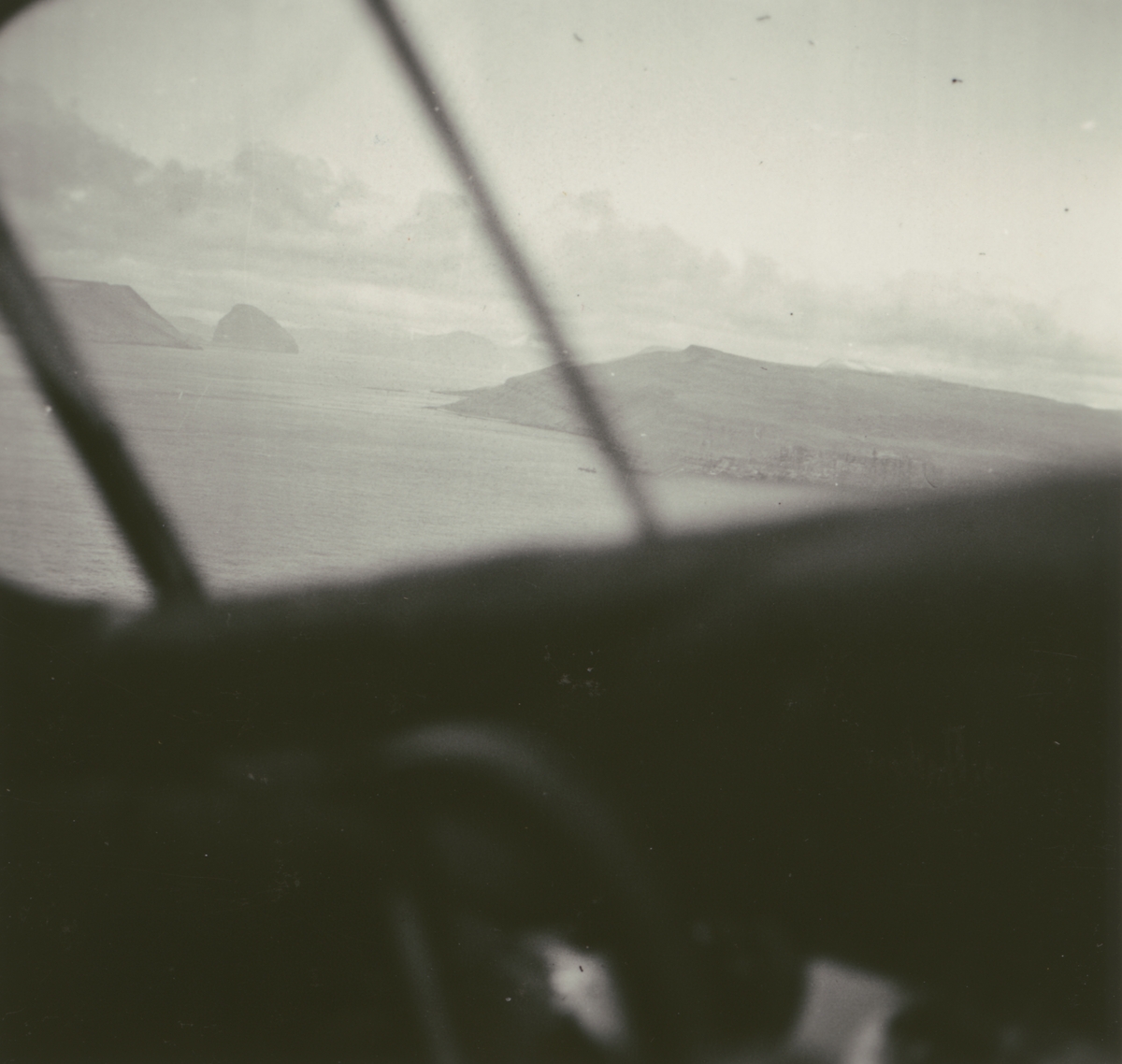 Fotografi från Albin Ahrenbergs resa till Grönland 1929. Vy över hav och berg.