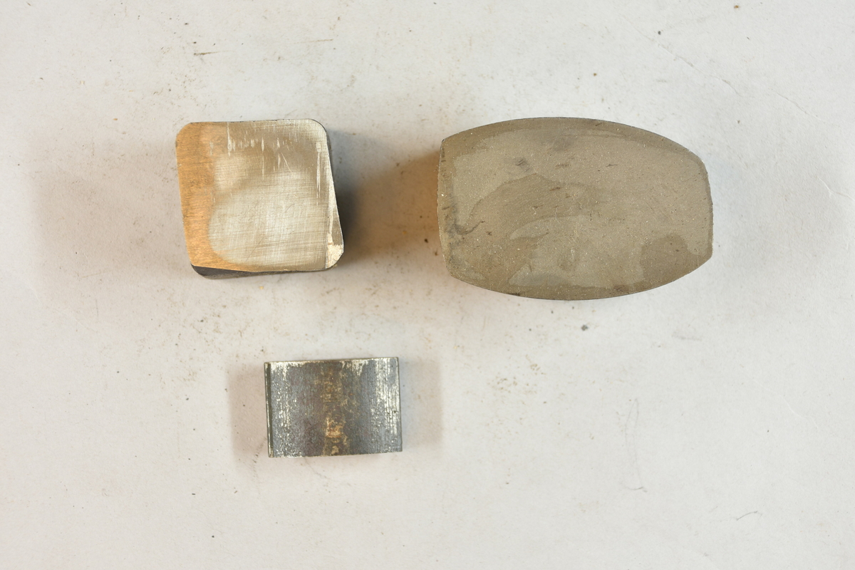 Tre metallprover av okänt ursprung och material.