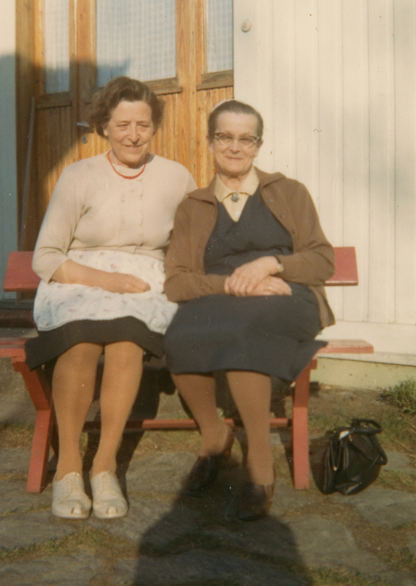 Ulike foto av Astrid Margrethe Terjesen på sine eldre dagar.  Åleine og samen med andre.