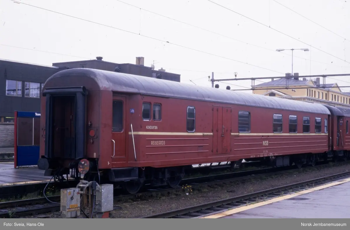 Kombinert person-, reisegods- og konduktørvogn BF11 21518 på Trondheim stasjon