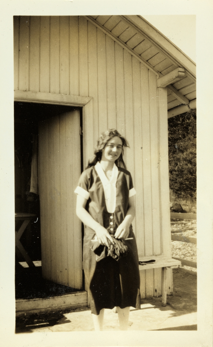 Ukjent ung kvinne foran badehus i nærheten av Ovnsbråten, antagelig på Konglungen i Asker. Fotografert sommeren 1925.